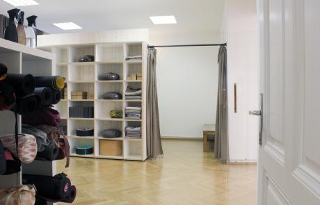 Yogamelange_Raumvermietung_Yogaregal und Garderobe